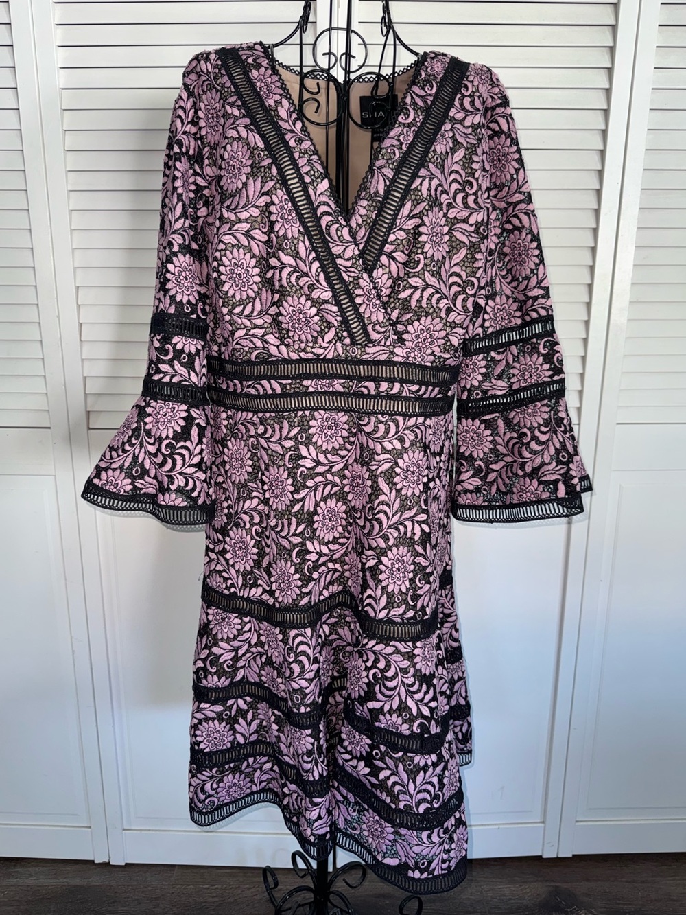 NWOT SHANI Bell-Sleeve Surplice Lace Dress in Dusty Pink Size 14